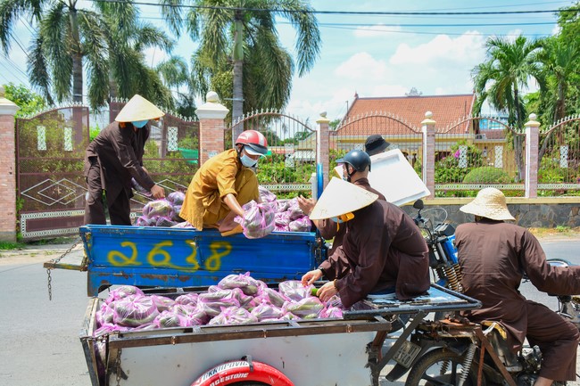 Continuing to support people in need in the Covid-19 pandemic of Hoang Phap Pagoda (series 4)